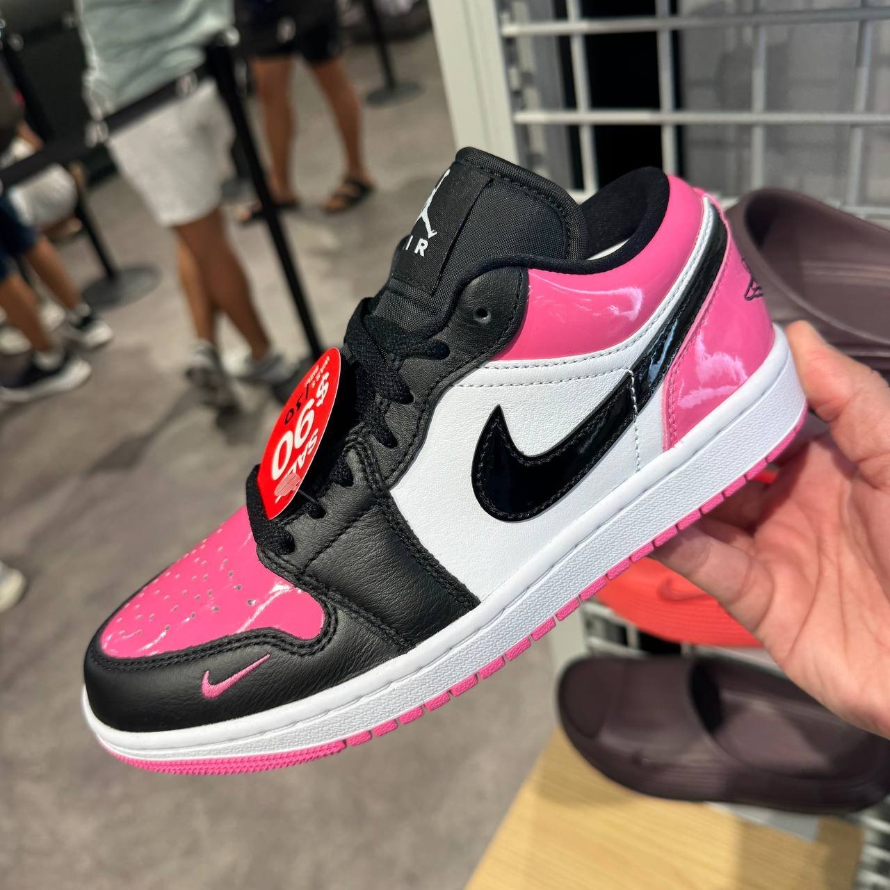 NIKE JORDAN 1 LOW