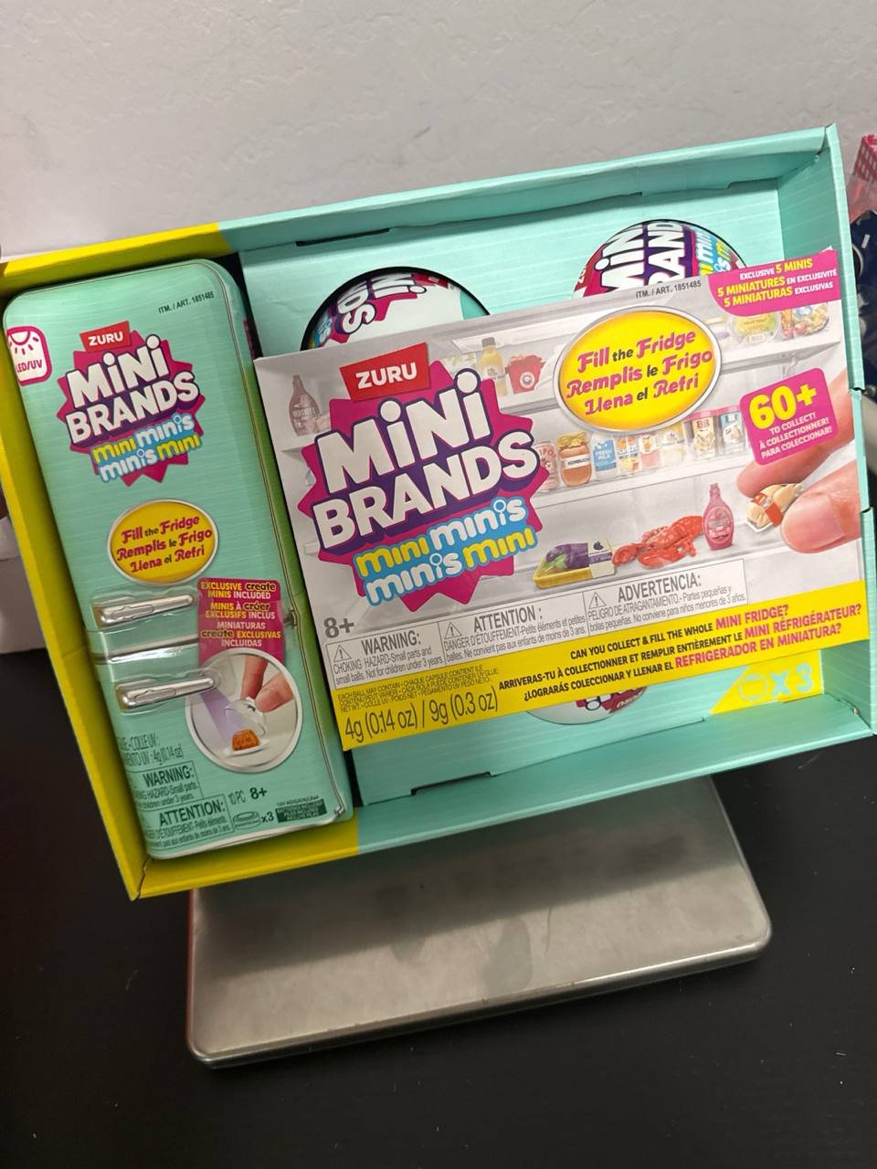 Mini Brands geladeira e 3 bolinhas
