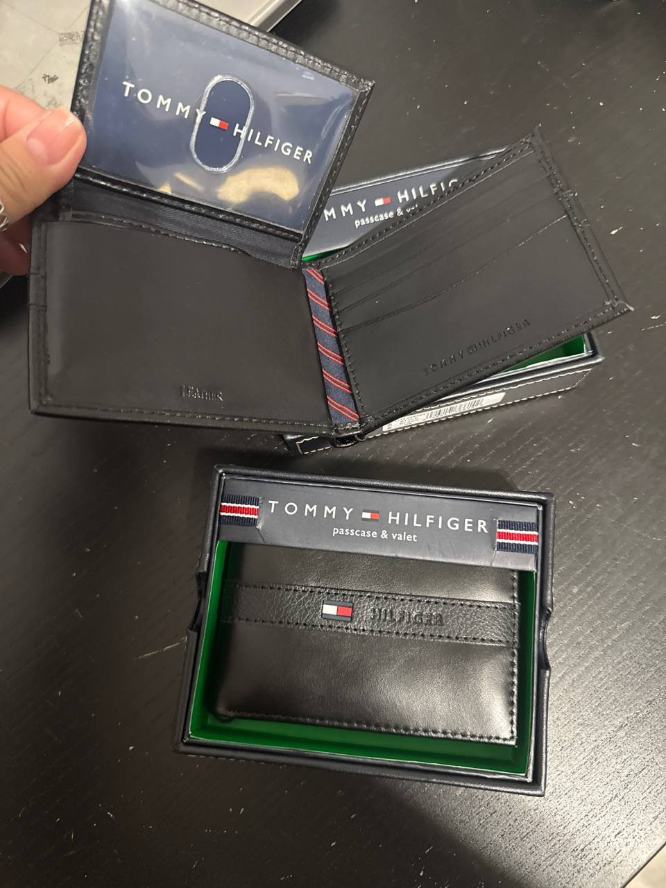 Carteira de couro masculina Tommy Hilfiger dobrável slim com 4 compartimentos para cartão de crédito