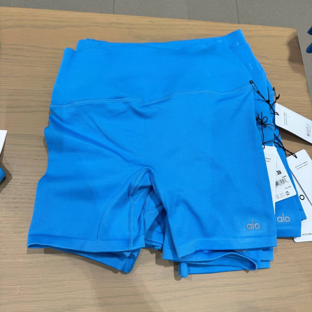 SHORT SEAMLESS RIBBED