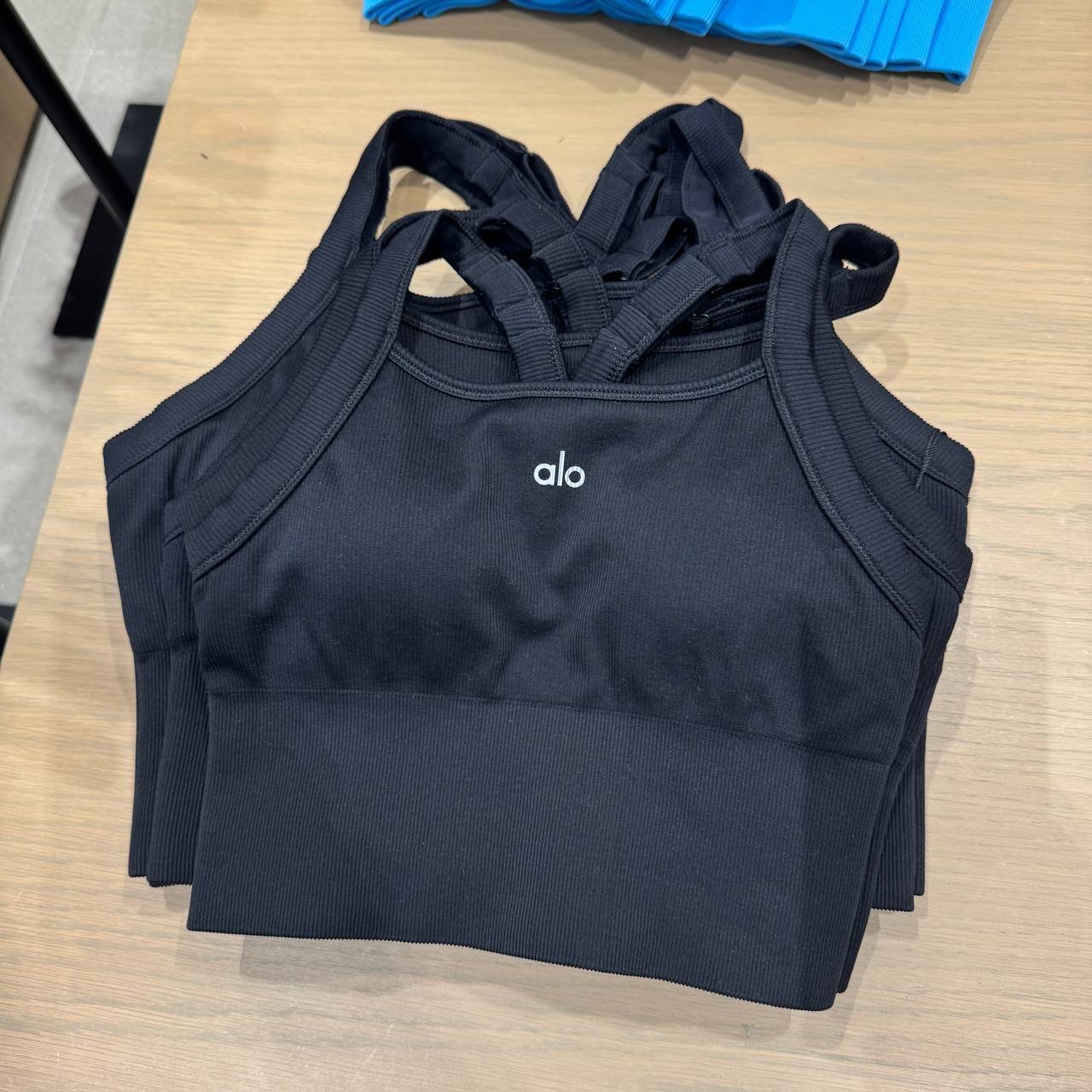 SEAMLESS RIBBED