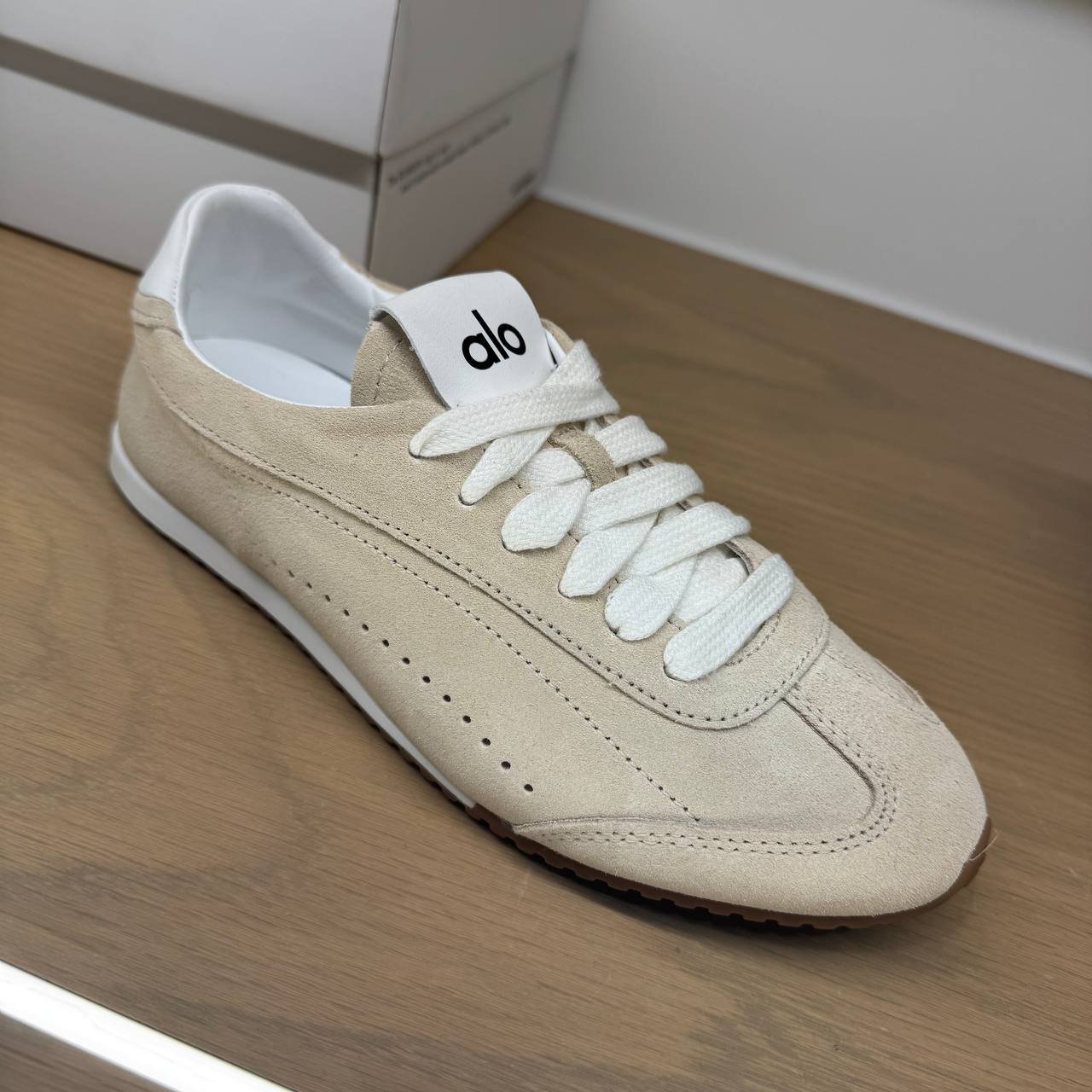 SNEAKER