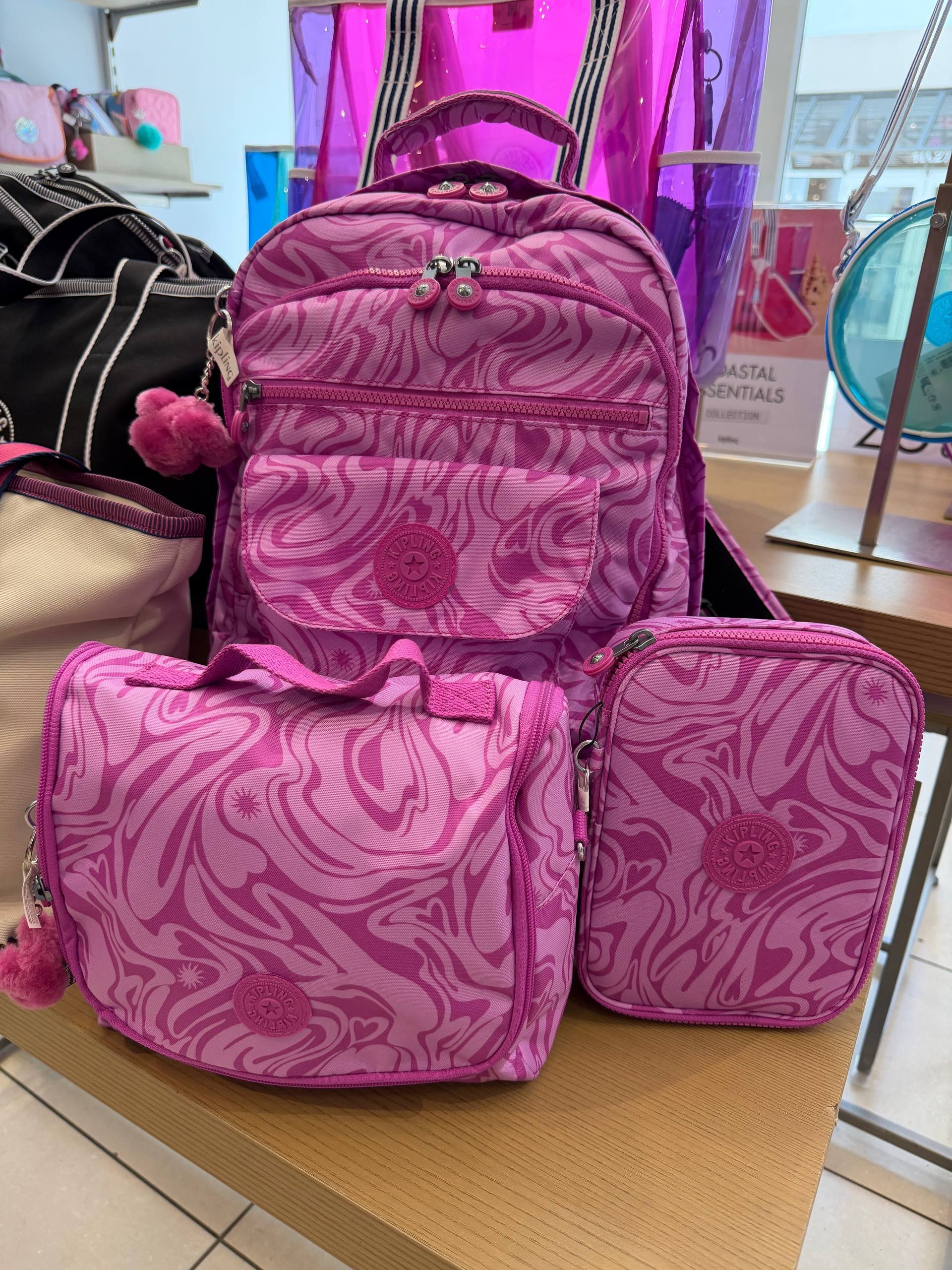 KIT MOCHILA COM RODINHAS