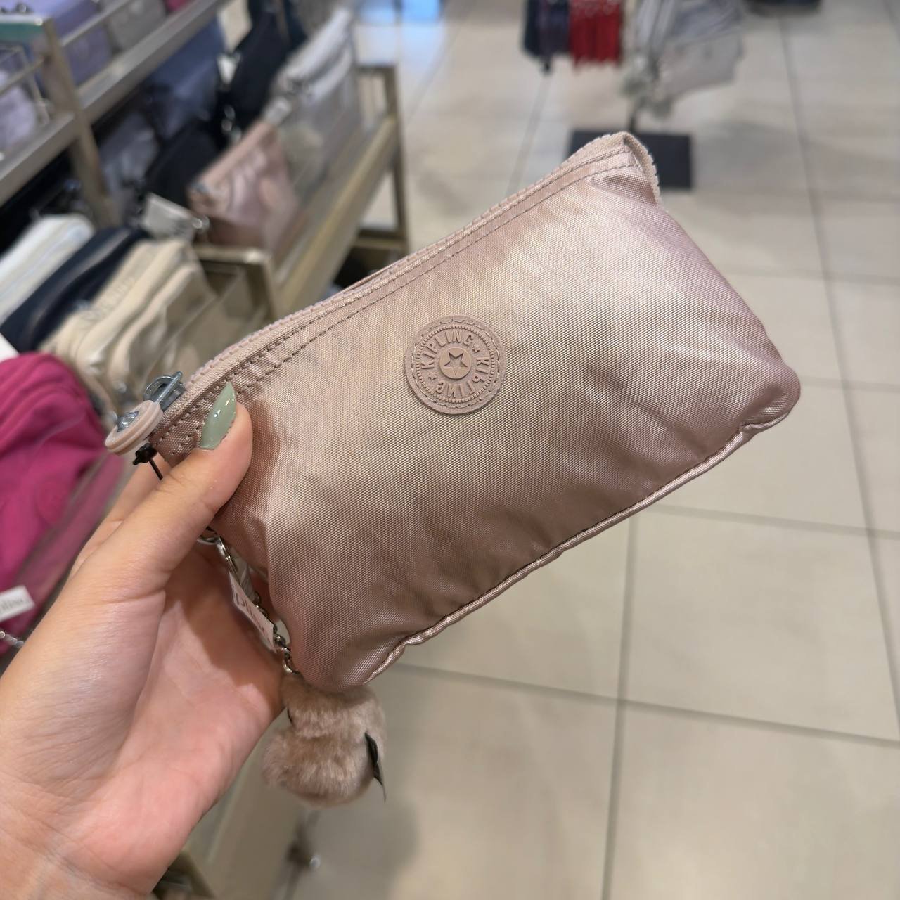 NECESSAIRE