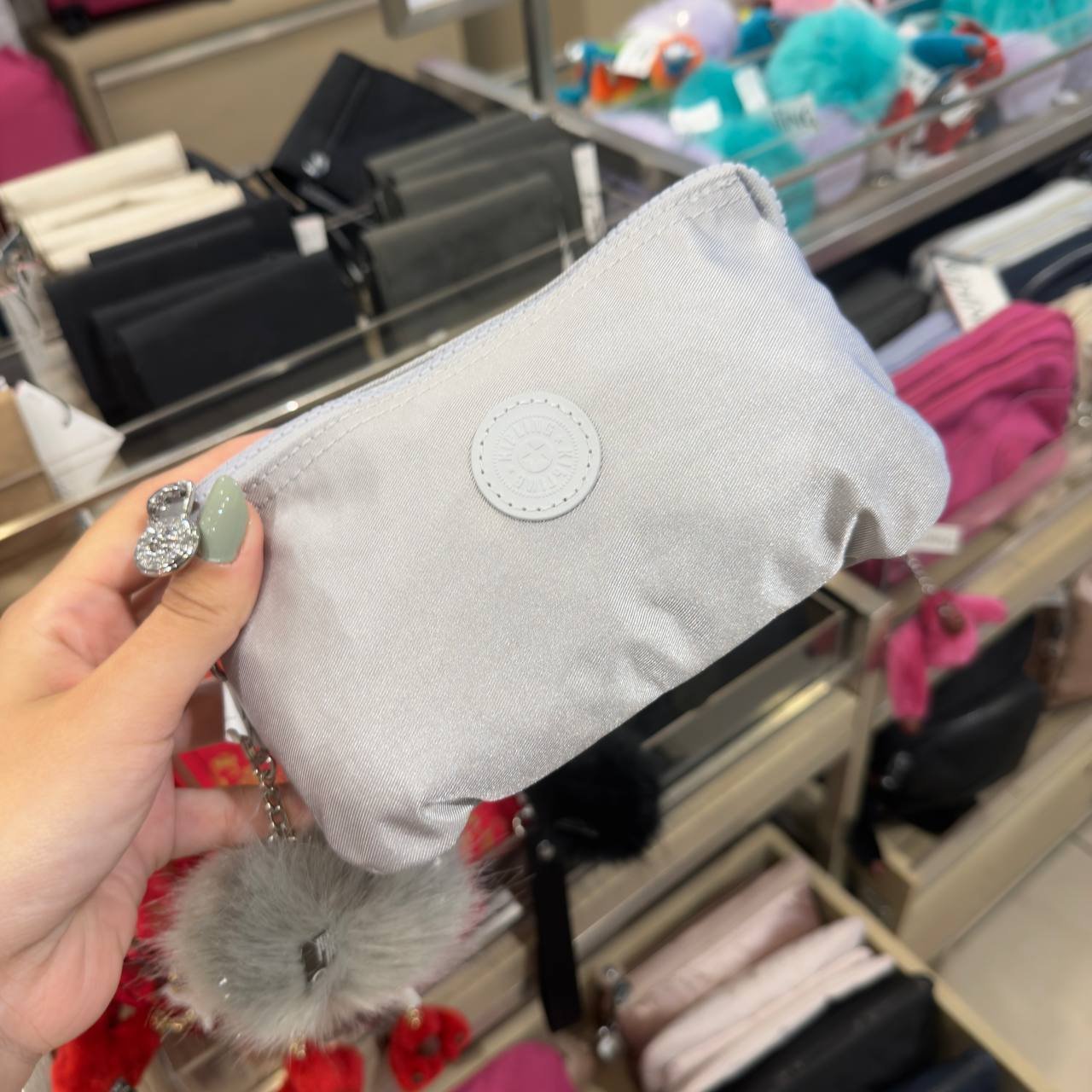 NECESSAIRE