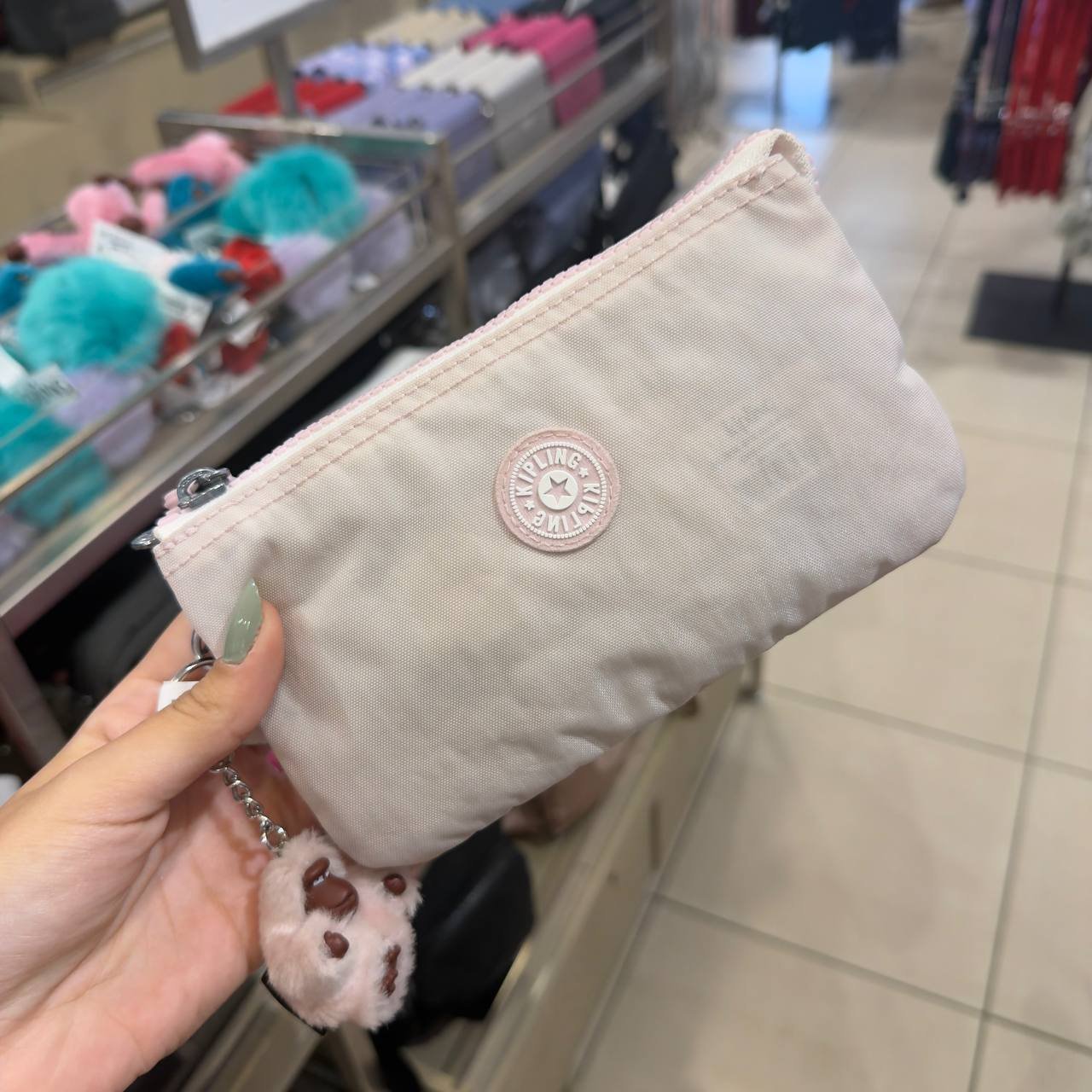 NECESSAIRE