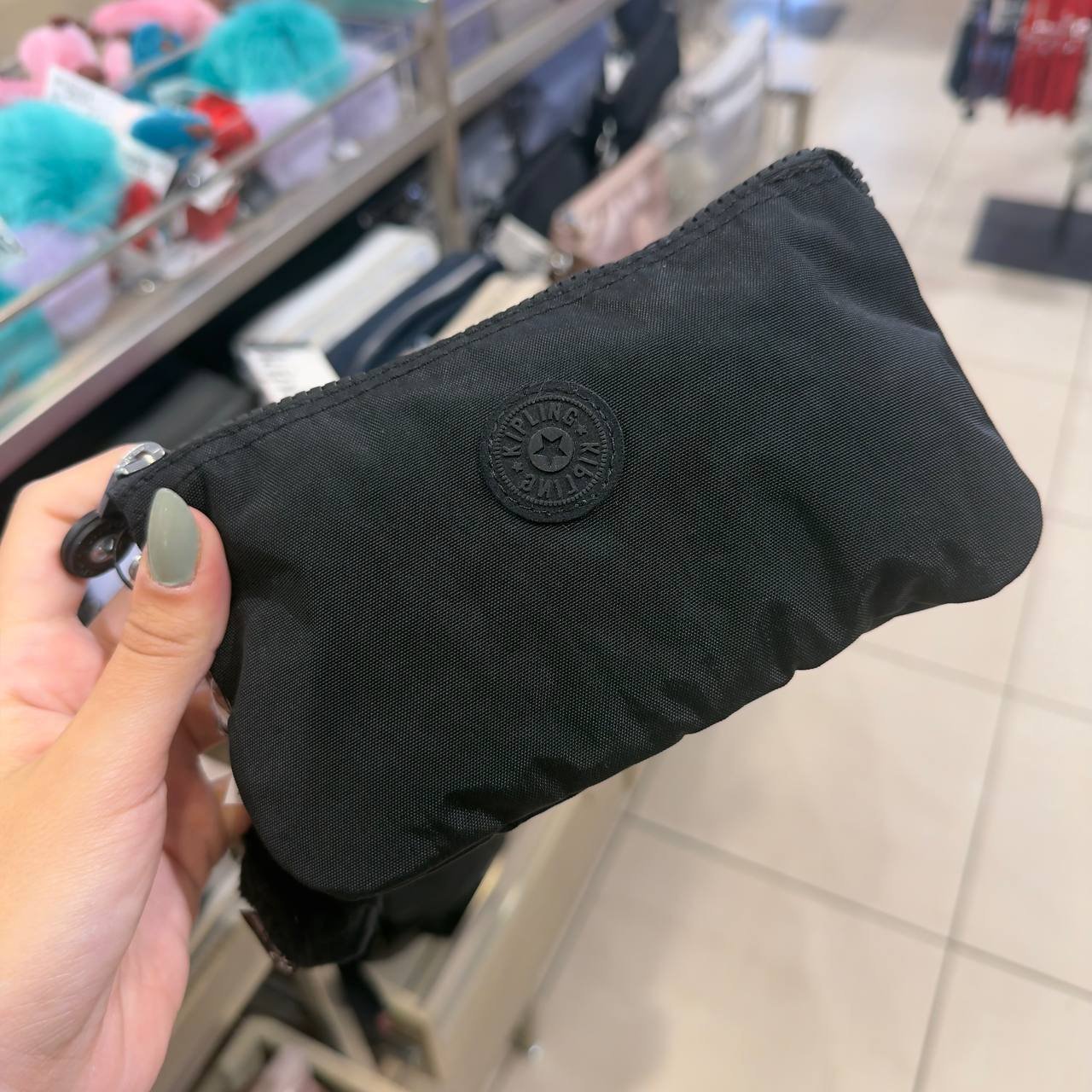 NECESSAIRE