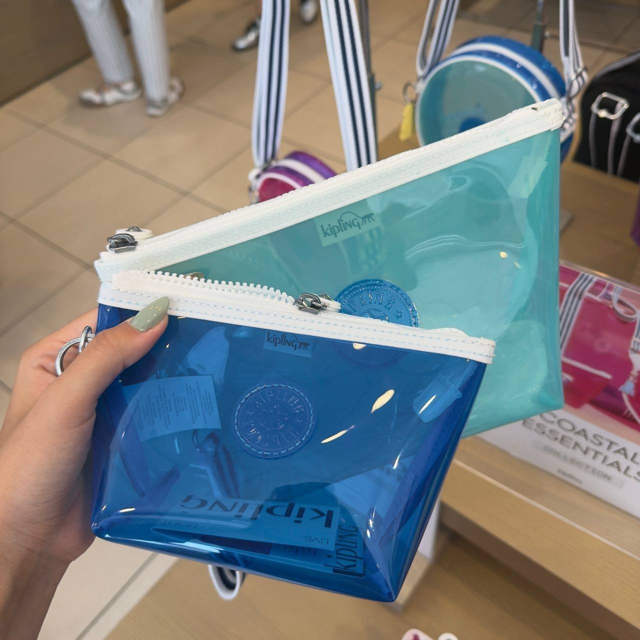 NECESSAIRE
