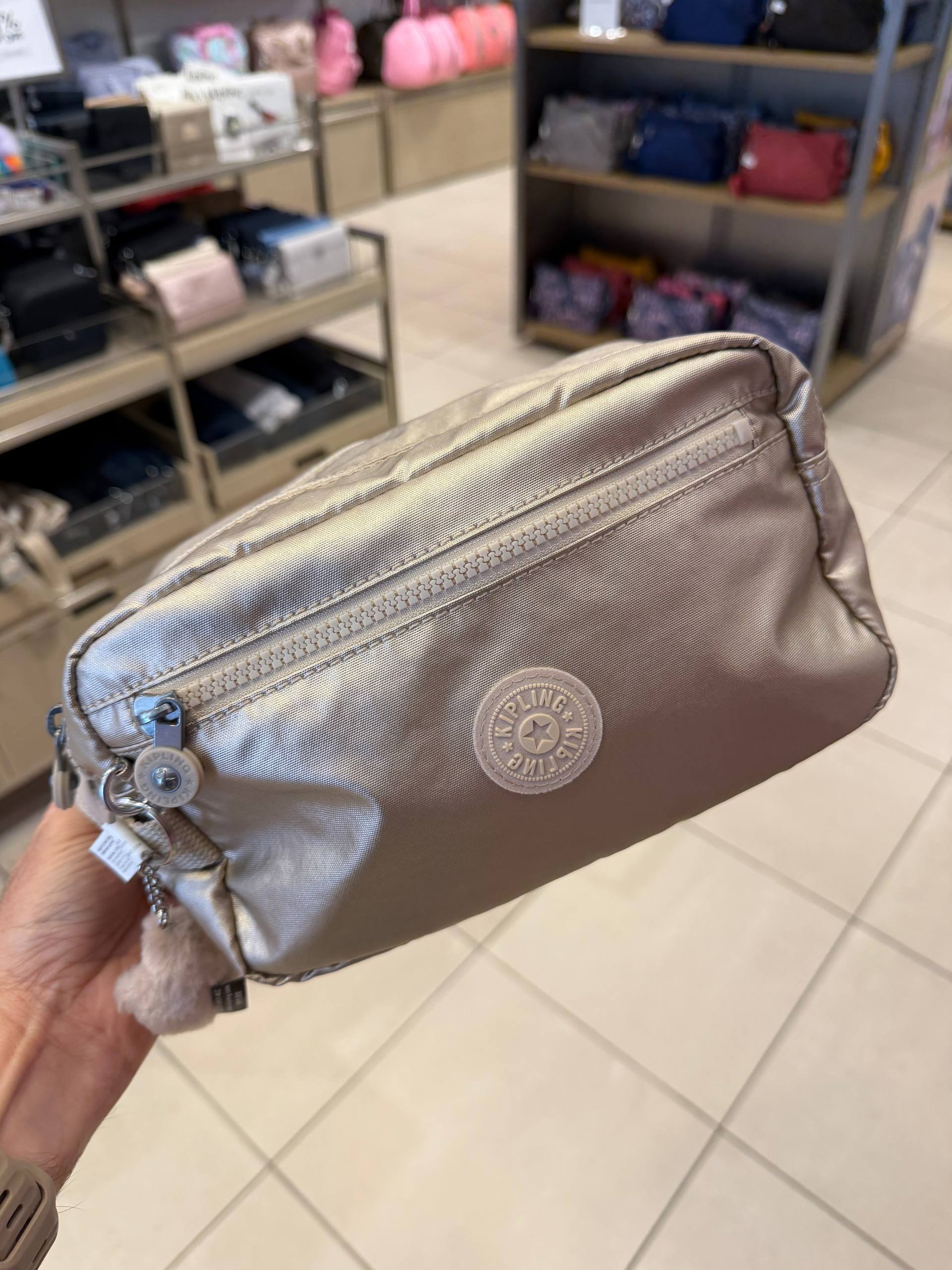 NECESSAIRE