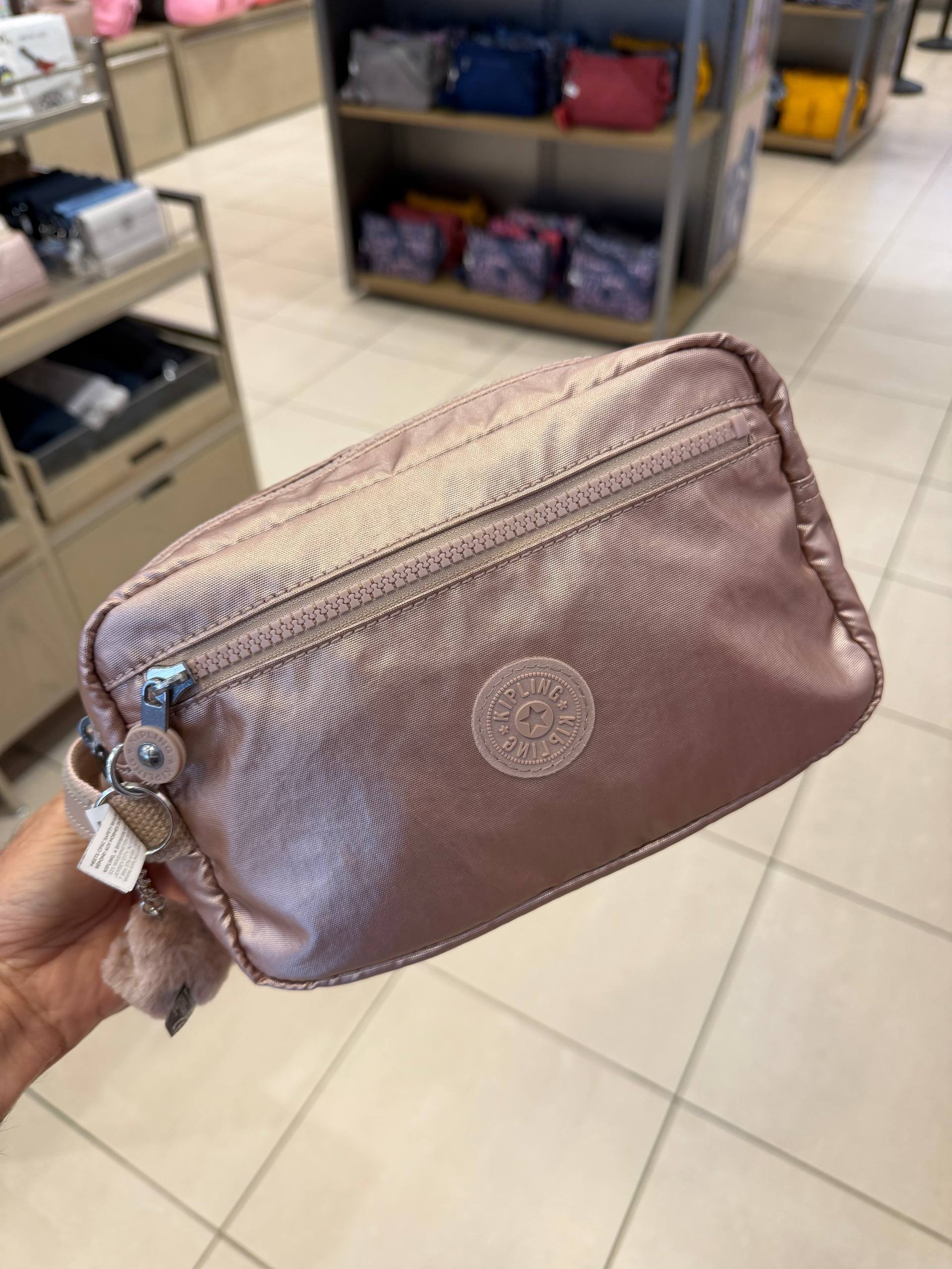 NECESSAIRE