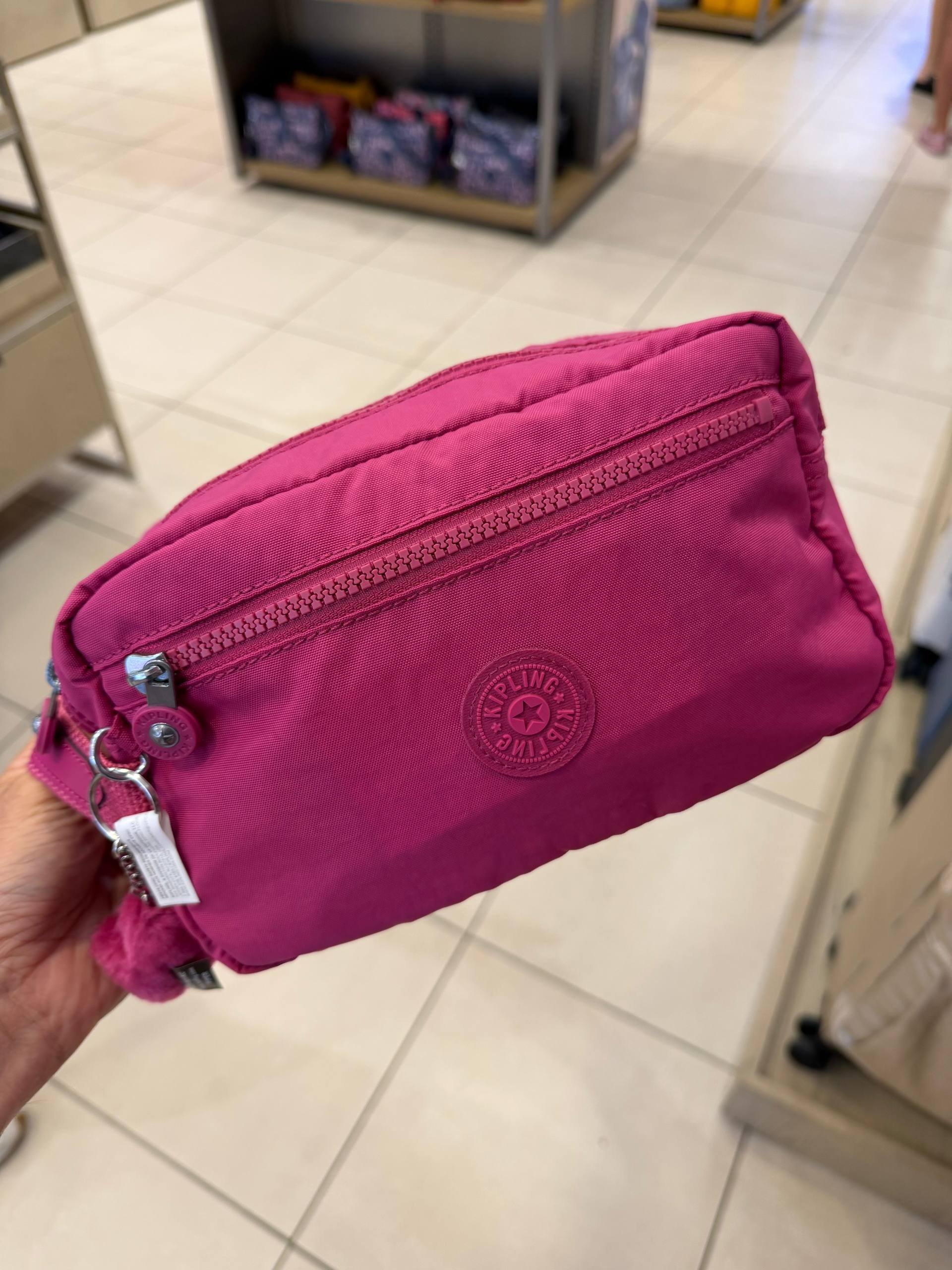 NECESSAIRE