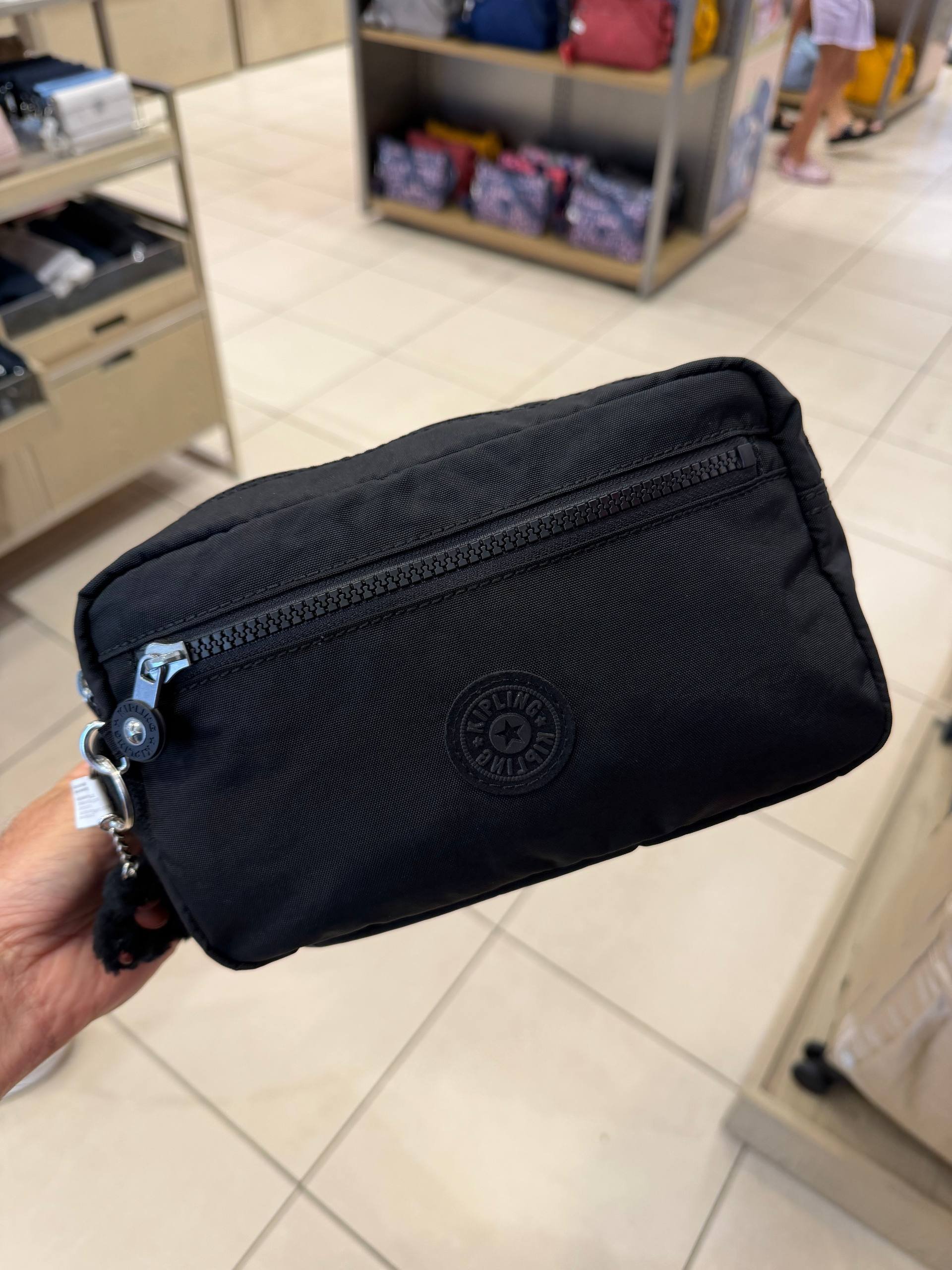 NECESSAIRE