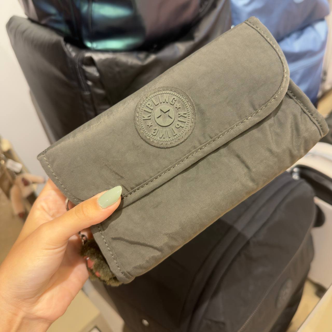 NECESSAIRE