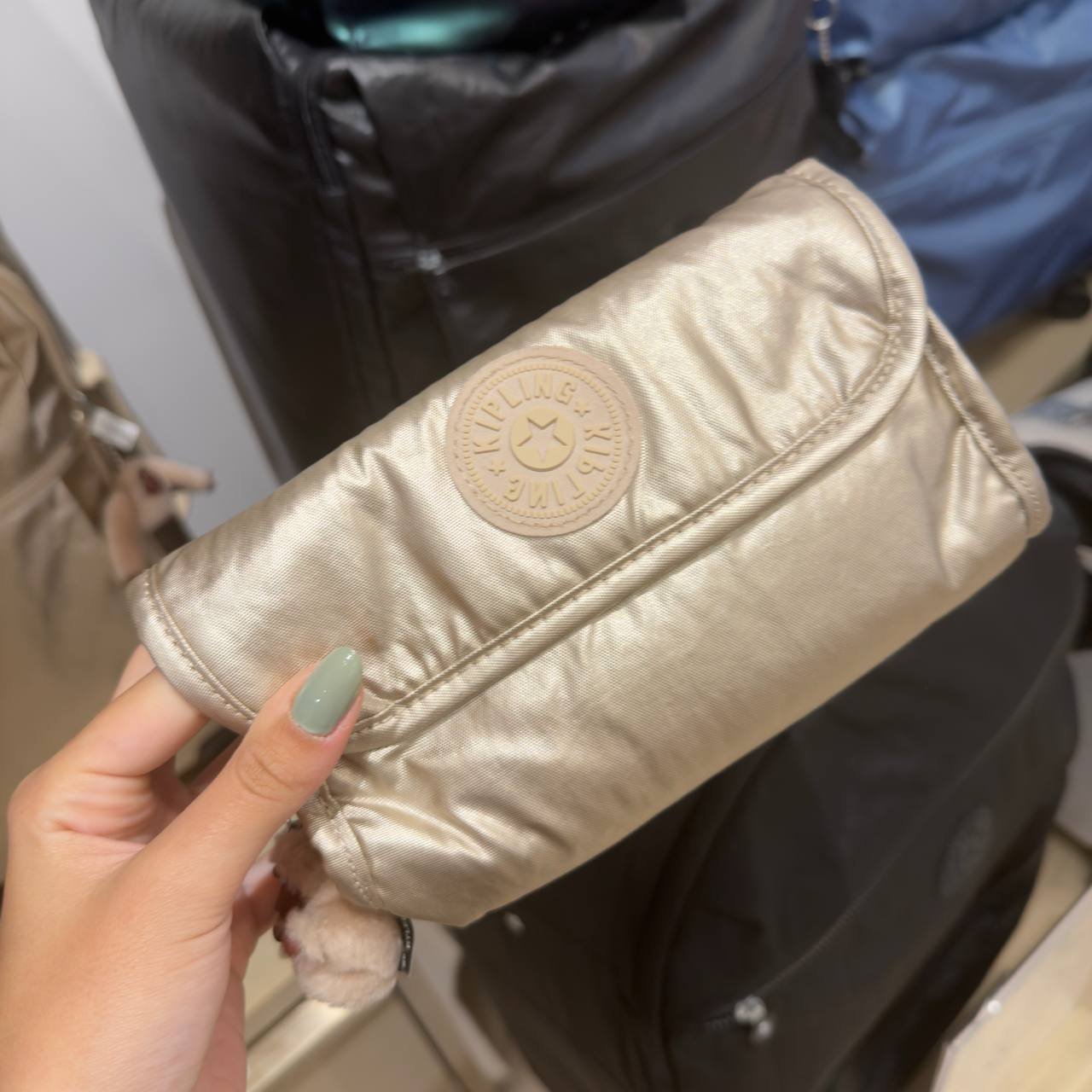 NECESSAIRE