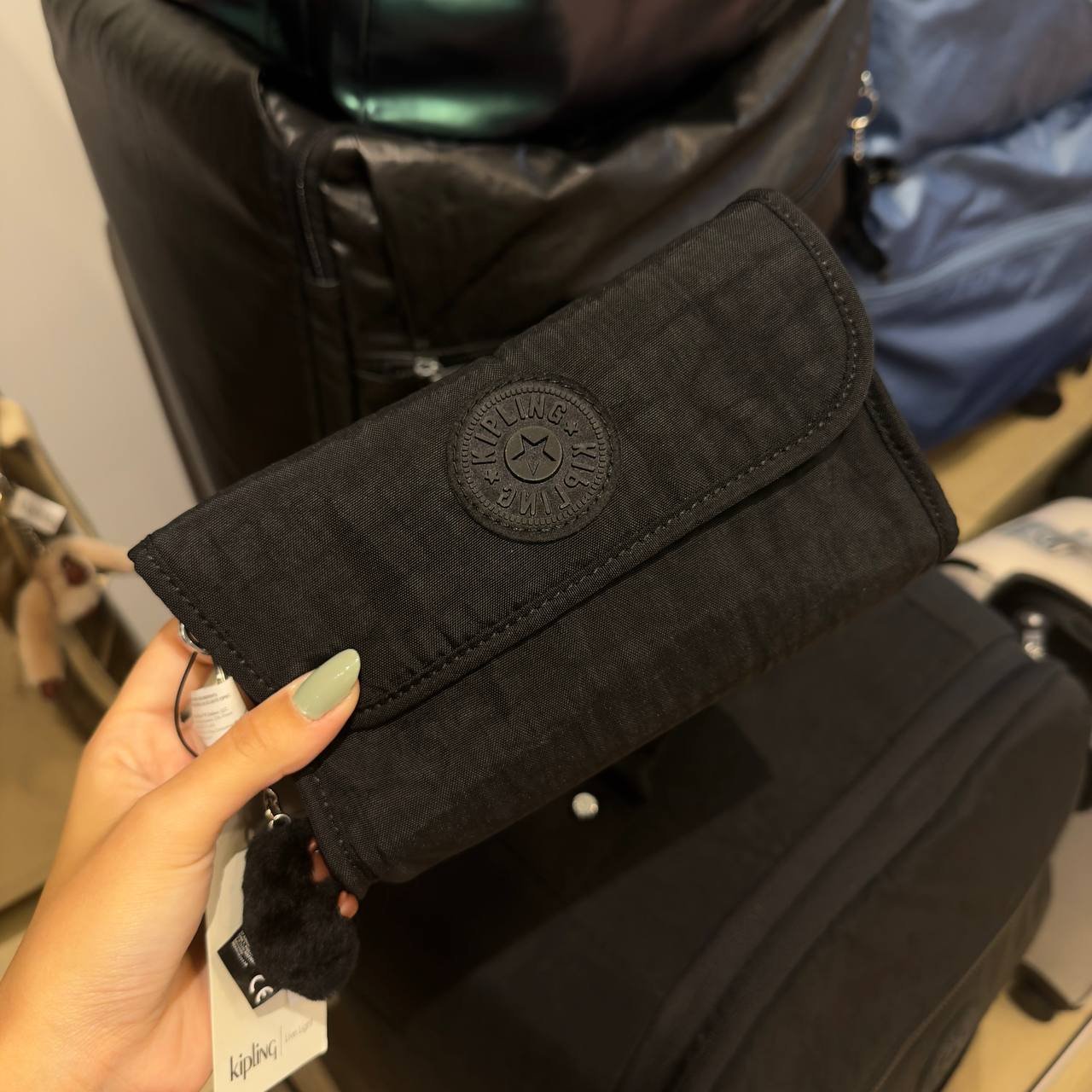 NECESSAIRE