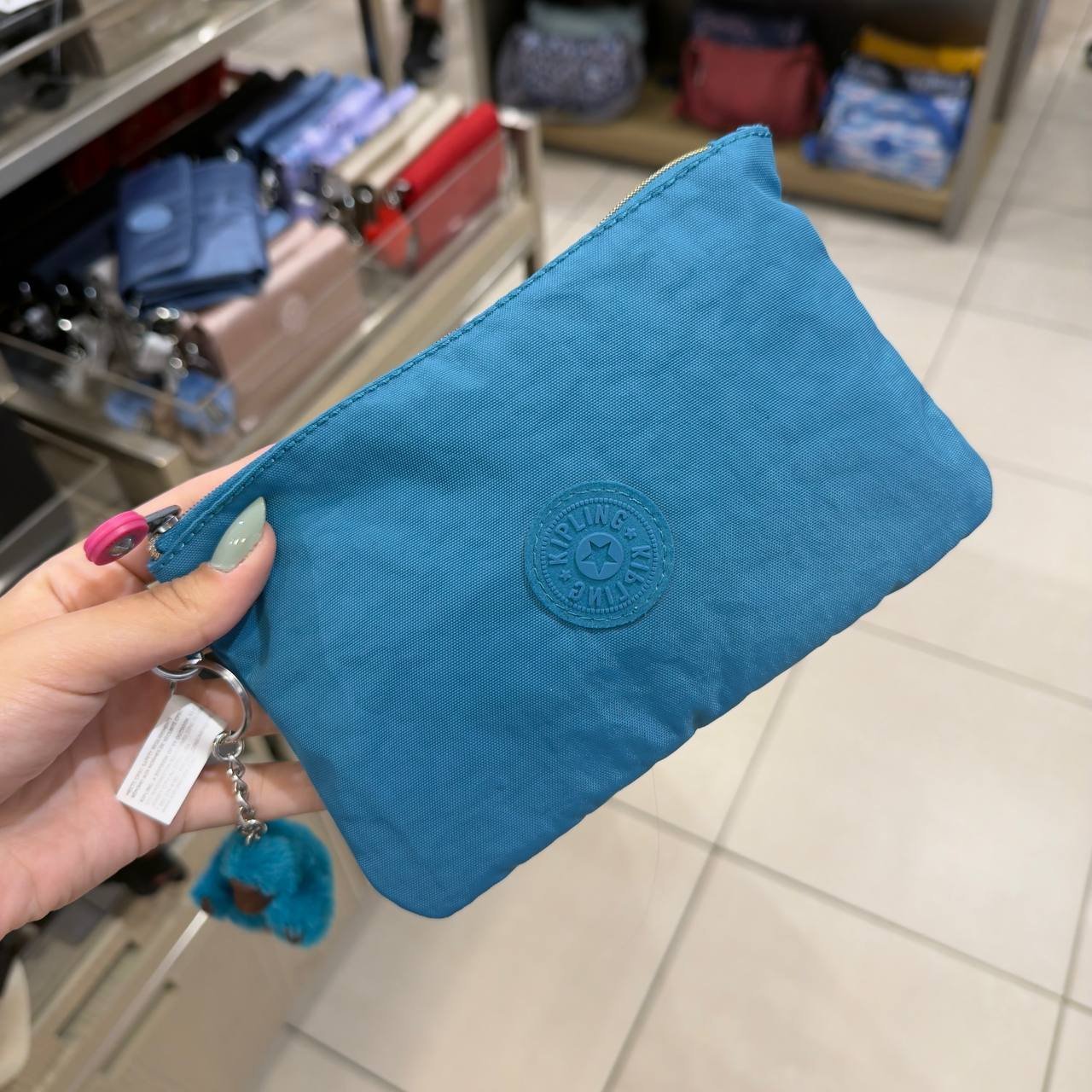 NECESSAIRE