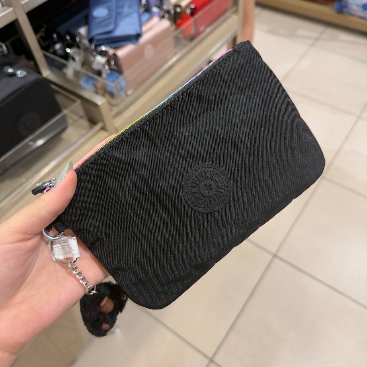 NECESSAIRE
