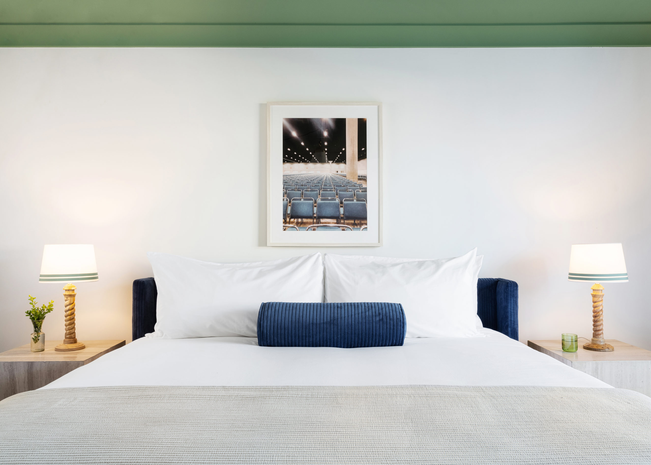 Palihouse West Hollywood - bed head with tables and lamps on either side
