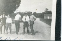 5 young people in the street in Omena