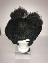 Feather bonnet