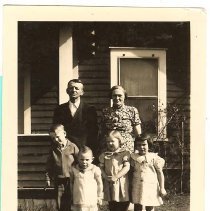 Gum and Minnie Leach with grandchildren, Fall City