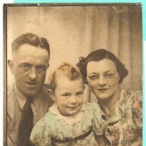 Color photo of Cowles family: Hi, Sharon, Beulah  Fall City c1936