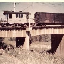 TER Work Motor 800 on Oak Cliff End of Trinity River Bridge, Dallas