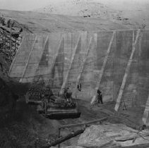 Back-eill spillway wall