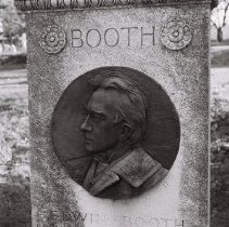 Edwin Booth Monument, Detail
