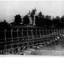 2 black and white photos.