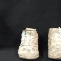 Baby shoes with hearts design