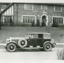 (161) 1928 Auburn 8-115 Phaeton, Top Up, in Front of House (2)