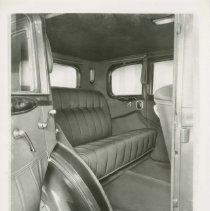 (433) 1933 Auburn Sedan Interior, Rear Compartment (2)