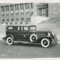 (514) 1931 Auburn 8-98 Seven-Passenger Sedan in Front of Field Museum
