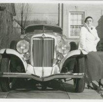 (542) 1932 Auburn 12-160 Speedster with Woman Model, Front View, Top Up