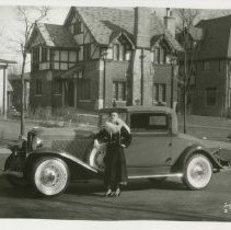 (550)1932 Auburn 12-160 Coupe, Woman Model, Left Profile