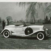 (558) 1932 Auburn 12-160 Speedster on Golf Course with Two Players