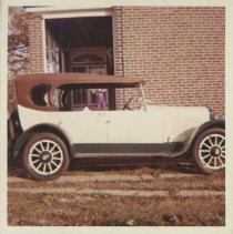 (148) 1921 Auburn Beauty 6-39K, Right Profile, Beside Red Brick House