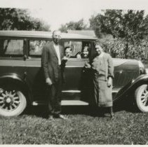 (307) 1928 Auburn Sedan with Carl Smith Family in Butler, Indiana
