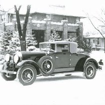 (321E) 1928 Auburn, 3/4 Front Left Profile, House 1705 Behind (2)