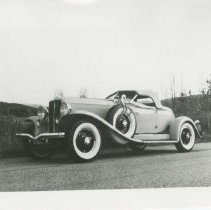 (421) 1931 Speedster Stopped on Road Along Field