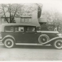 (428) 1931 Auburn 8-98 Sedan, Right Profile, Parked on Street