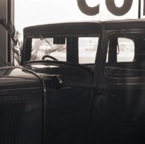 (454-2) 1931 Auburn 8-98 Sedan 3/4 Front View Right Profile, at ACD Museum