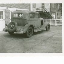 (553) 1933 Auburn 8-105 Brougham Parked Beside Garage