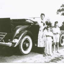 (438) 1931 Auburn, 3/4 Front Right Profile, with Mother and Children Beside