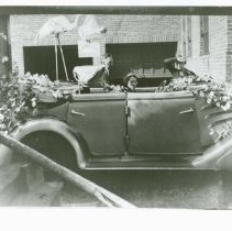 (643) 1934 Auburn Convertible Sedan Decorated for Parade, Right Profile