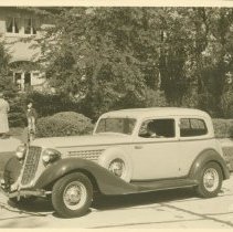 (653) 1935 Auburn 851 Brougham, with Four People in Area