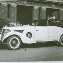 (729) 1935 Auburn Cabriolet with Several Men