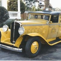 (932) 1933 Checker Cab Model T at the Hope House
