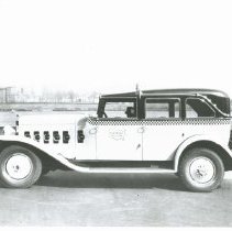 (933) 1930 Checker Cab K-6, "Parmelee Systerm," City in Background